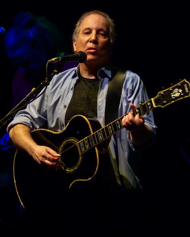 Paul_Simon_at_the_9-30_Club_(b)